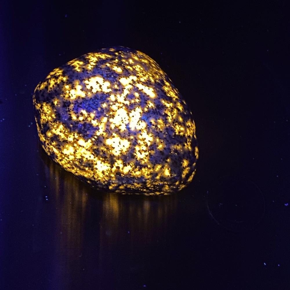 Yooperlite - Sodalite - Glow Stone - Fluorescent Stone  (1A)